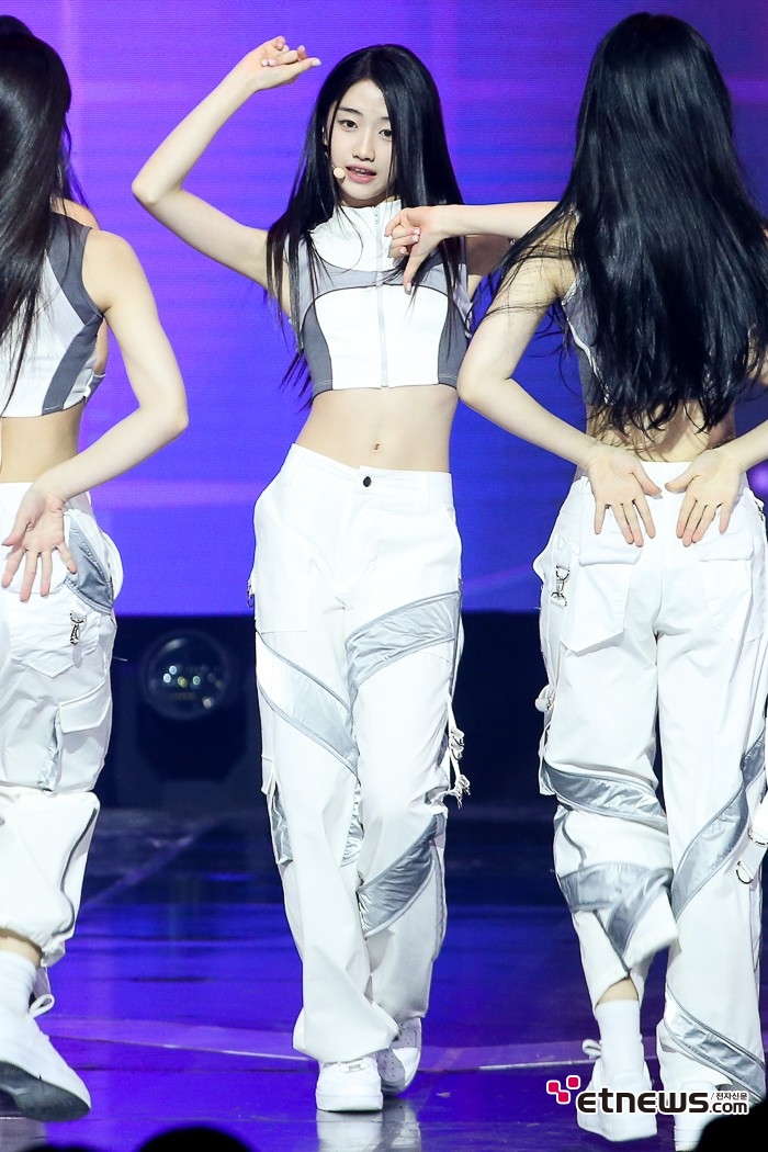 [ET포토] A2O 라이트 아윤, '댄스에 몰입'