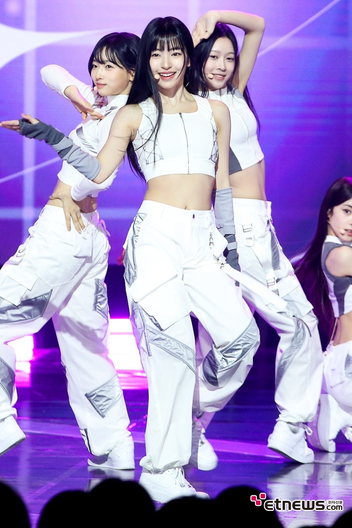 [ET포토] A2O 라이트 라다, '돋보이는 밝음'
