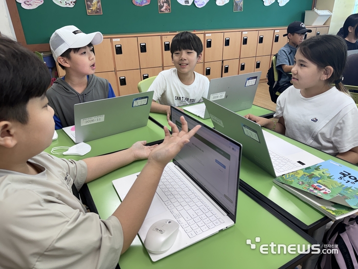 인천시교육청이 최근 인천문학초에서 AI와 실시간 상호작용하는 H-A-H 수업을 진행했다.