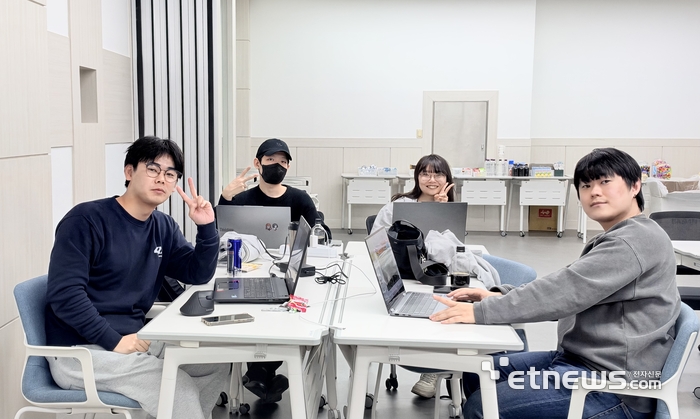 '42.Zip' 공모전에 참가한 42경산 교육생들이 기념촬영하고 있다.[출처:경산이노베이션아카데미 제공]