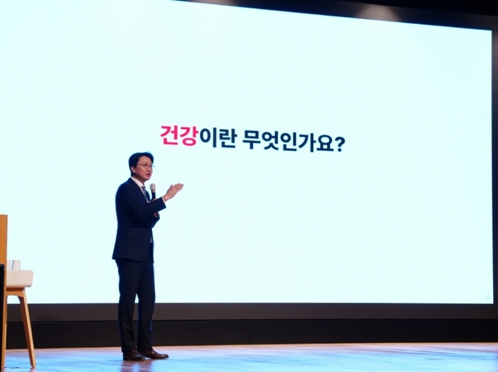 세라젬 이경수 대표이사 사장이 '웰니스 토크 콘서트'에서 고객과 소통하고 있다. 사진제공=세라젬