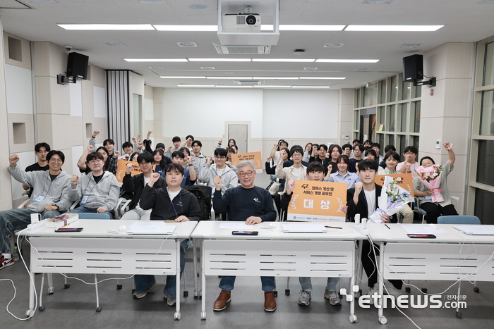 19일 열린 '42.Zip' 공모전 시상식에서 참가 교육생과 행사 관계자들이 단체 기념촬영을 하고 있다.