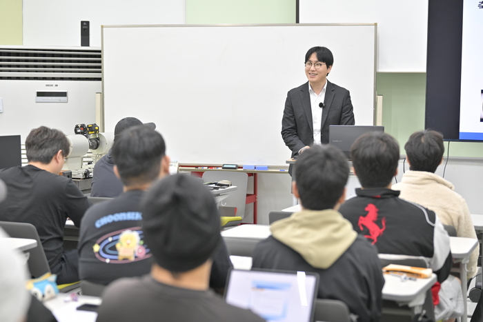하정우 국가AI전략위 부위원장이 한국폴리텍대 강릉캠퍼스를 찾아 학생들과 소통하고 있다. ⓒ위원회