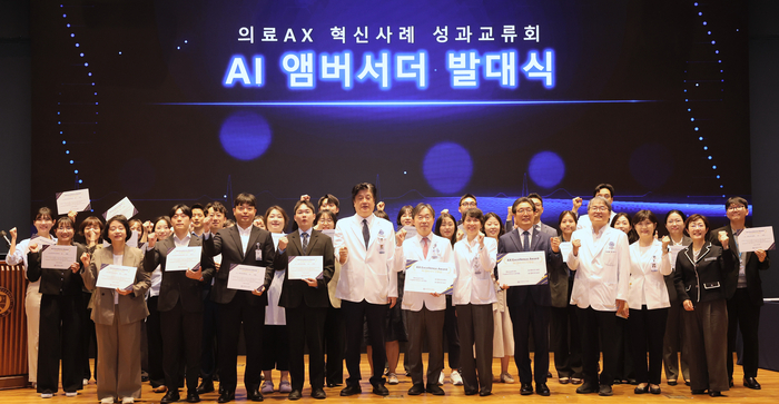 금기창 의료원장(사진 앞줄 왼쪽 다섯번째)과 이강영 세브란스병원장(앞줄 왼쪽 여섯번째) 등 연세의료원 임직원들이 성과교류회에서 수상자들과 기념 촬영했다.