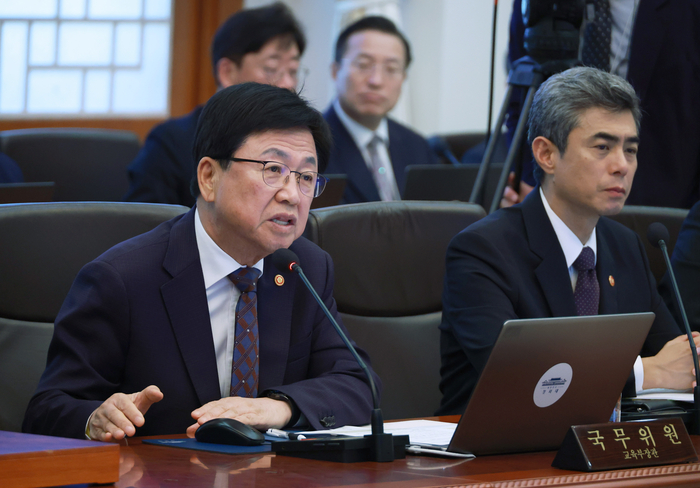 최교진 교육부 장관이 20일 청와대에서 열린 국무회의에서 업무 보고를 하고 있다. (사진=연합뉴스)