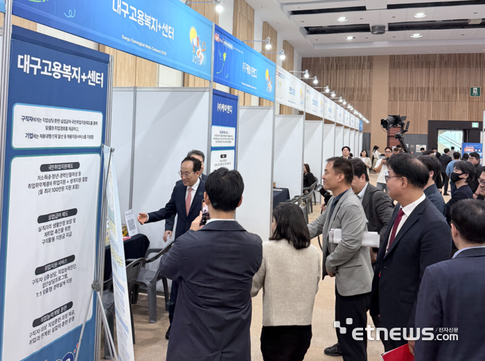 추경호 대구시장(왼쪽)이 '대경권 광역이음 모빌리티 취업박람회' 부스를 방문해 관계자와 이야기를 나누고 있다.