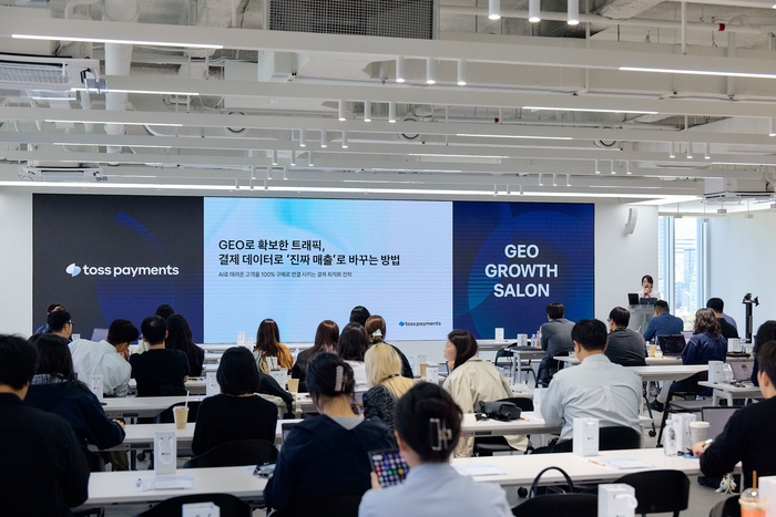 토스페이먼츠가 지난 14일 서울 서초구 토스 신논현 오피스에서 사업자를 대상으로 '2026 GEO 그로스 살롱' 세미나를 개최한 가운데, 토스페이먼츠 관계자가 생성형 AI 검색 환경의 GEO 전략을 발표하고 있다.