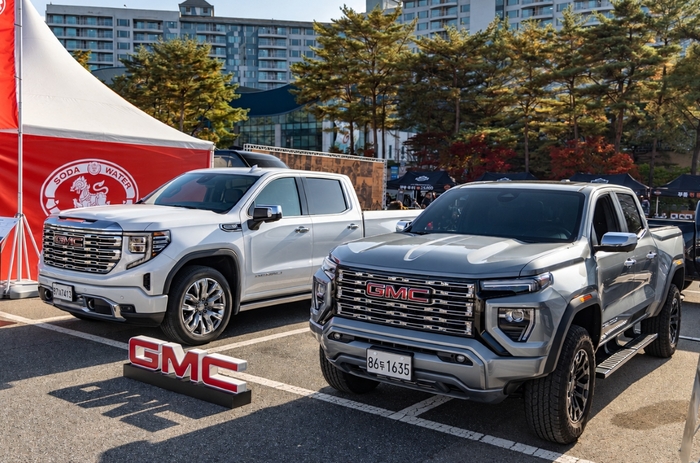 '코리아 내셔널 호그 랠리'에 전시된 GMC 차량 시에라(왼쪽)와 캐니언