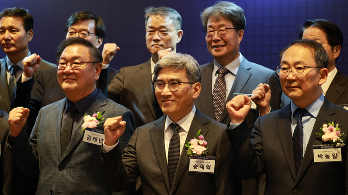 첫 번째 줄 왼쪽부터 김태년 더불어민주당 국회의원, 송재혁 한국반도체산업협회장(삼성전자 DS부문 사장), 박동일 산업통상부 차관. 사진=공동취재단