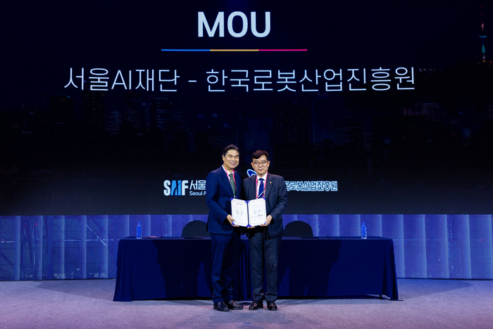 김만기 서울AI재단 이사장(왼쪽)과 조영훈 한국로봇산업진흥원 원장이 업무협약 체결 이후 기념 사진을 촬영하고 있다. (서울AI재단 제공)