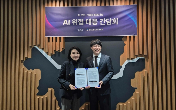 김세엽 셀렉트스타 대표(오른쪽)와 최지희 시스코코리아 대표가 LOI 서명 후 사진촬영하고 있다. ⓒ셀렉트스타