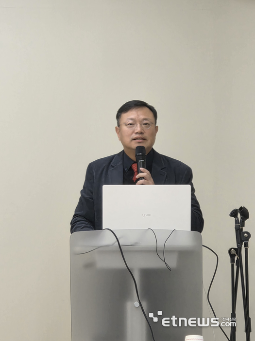 이영탁 SK텔레콤 AIDC통합추진단 부사장이 21일 오후 서울 강남구 삼성동 한국통신사업자연합회(KTOA)에서 열린 '제12차 AI 미래가치 포럼'에서 AIDC 정책 지원을 요구했다.