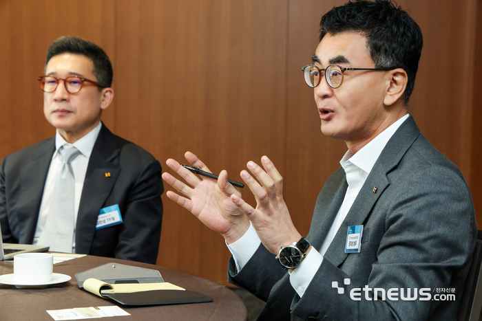 장대성 KT 엔터프라이즈혁신담당 상무(오른쪽)와 김민성 공공사업1담당 TF장(왼쪽)이  'KT AXis: 의료 2026' 세미나에서 의료 AX 사업 전략을 설명하고 있다.