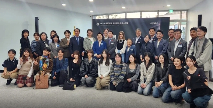 호남대 실감미디어콘텐츠융합전공 광양 국제미디어아트페스티벌 전시 참여 기념 사진.