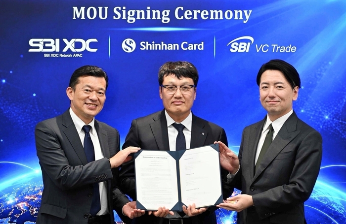 왼쪽부터 요시다 타다시 SBI XDC 네트워크 APAC 최고운영책임자(COO), 박창훈 신한카드 사장, 콘도 토모히코 SBI VC Trade 대표가 업무협약을 체결하고 기념사진을 촬영하고 있다. (사진=신한카드)
