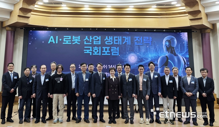 이언주 더불어민주당 의원, 더불어민주당 미래경제성장전략위원회, 국제질서의 전환기 속 국가전략 포럼이 공동 주최하고 한국AI·로봇산업협회가 주관하는 'AI·로봇 산업 생태계 전략 국회포럼'이 21일 국회의원회관 제1소회의실에서 열렸다. 사진 가운데 배석태 한국AI로봇산업협회 상근부회장, 이언주 더불어민주당 국회의원.