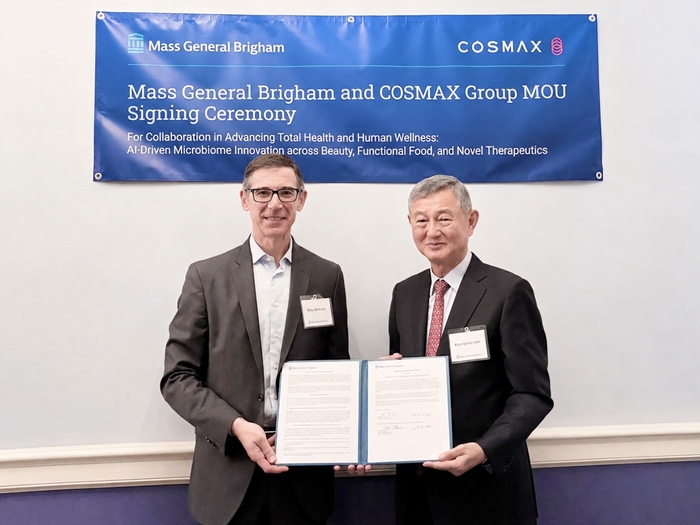 지난 13일(현지시간) 미국 보스턴 매사추세츠 종합병원(MGH)에서 열린 '코스맥스-MGB 공동연구 협약식'에서 이경수 코스맥스그룹 회장(오른쪽)과 마이크 맥날리 MGB 최고개발책임자가 기념촬영을 하고 있다.