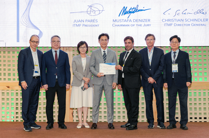 이민성 휴비스 연구소장(가운데)이 브라질 포르탈레자에서 열린 '2026 ITMF 어워즈' 시상식에서 수상 후 ITMF 관계자들과 함께 기념촬영을 하고 있다. 휴비스 제공
