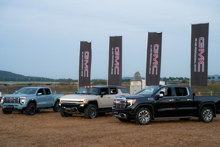 '고아웃캠프'에 전시된 GMC 차량 3종 (왼쪽부터)캐니언 , 허머 EV SUV, 시에라.