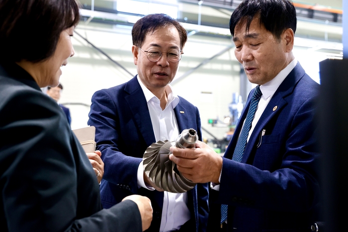 권형택 기보 이사장(가운데)이 김영흥 화성시도시형소공인협의회 회장(오른쪽)과 함께 주요 시설을 둘러보고 있다.