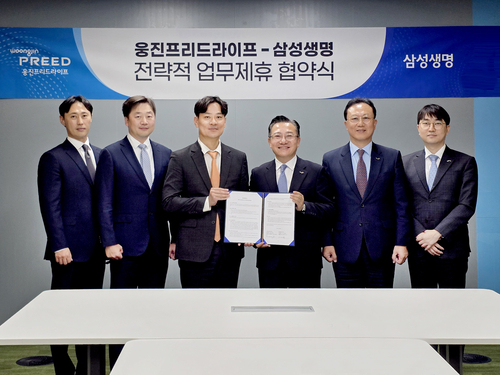 20일 서울 중구 웅진프리드라이프 본사에서 삼성생명과 웅진프리드라이프가 전략적 업무제휴 협약(MOU) 체결 기념촬영을 하고 있다. (사진=삼성생명)