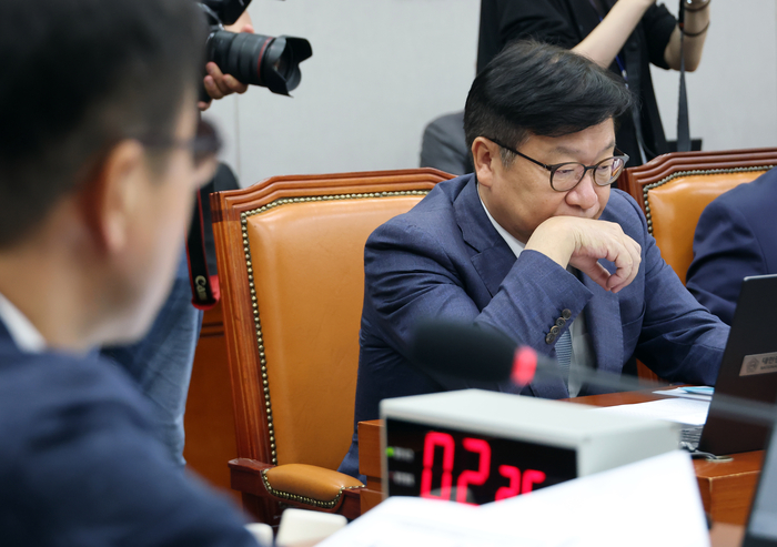 21일 국회에서 열린 운영위원회 전체회의에서 국민의힘 정점식 원내대표(오른쪽)가 위원장인 더불어민주당 한병도 원내대표 발언을 들으며 생각에 잠겨 있다. 2026.10.21 연합뉴스