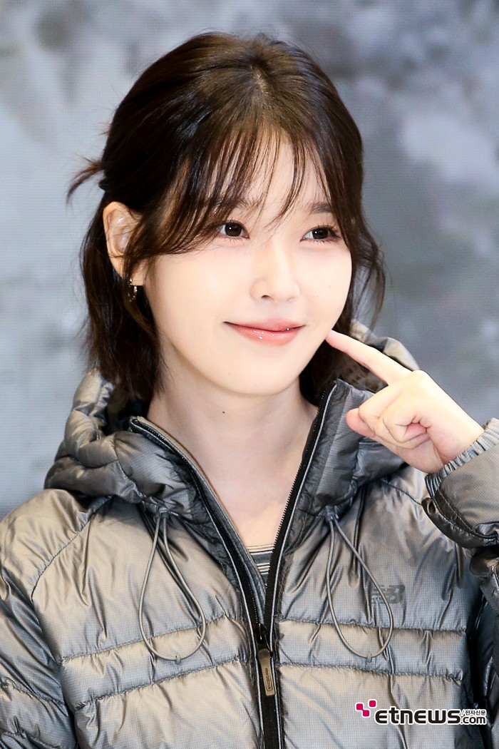 [ET포토] 아이유, '30대여도 여전한 귀여움'