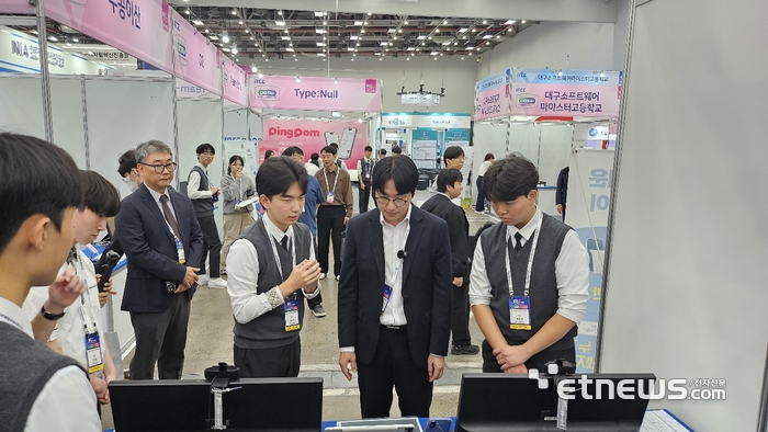 하정우 국가인공지능전략위원회 부위원장이 대구소마고 2학년 프로젝트 전시부스를 방문해 학생들로부터 작품에 대해 설명을 듣고 있다.
