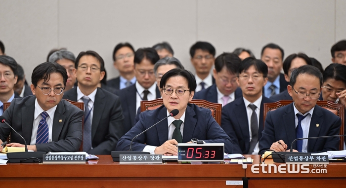 [포토] 의원 질의에 답하는 김정관 산업통상부 장관