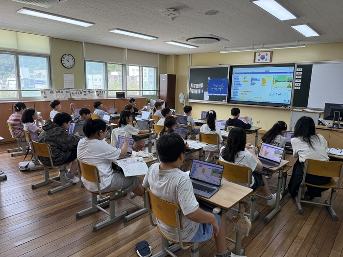 대전 신계초등학교 학생들이 '찾아가는 게임문화교실' 게임활용코딩 수업에 참여하고 있다. 사진=게임문화재단