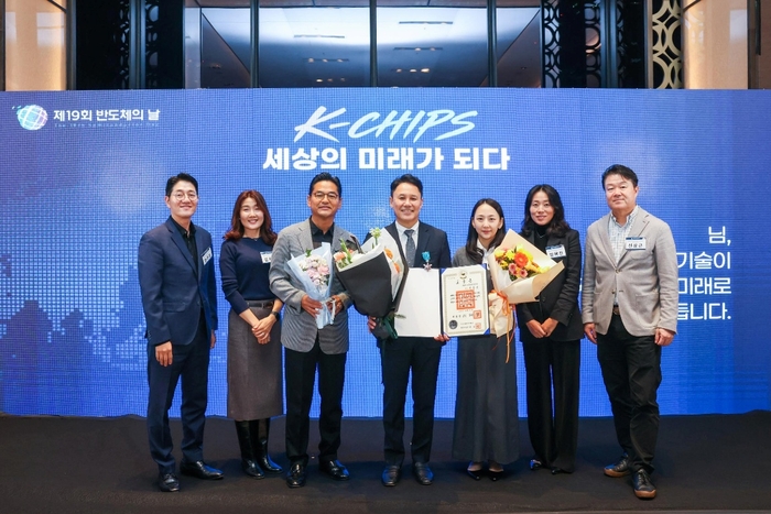 어플라이드 머티어리얼즈 코리아가 '제19회 반도체의 날' 기념식에서 한국반도체산업협회로부터 산업포장을 수훈했다. 박광선 어플라이드 머티어리얼즈 코리아 대표(가운데)가 임직원들과 함께 기념촬영을 하고 있다.