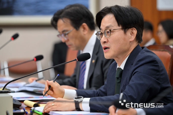 [포토] 의원 질의에 답하는 김정관 산업통상부 장관