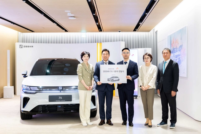 (왼쪽부터)이민정 SK온 Global Sales 실장, 이재승 SK온 Sales 본부장, 제프 차오 지커 인터내셔널 COO, 임현기 지커 코리아 대표, 김동은 지케이모빌리티 대표