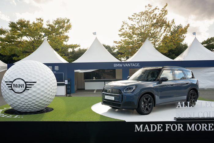 BMW 레이디스 챔피언십 2026 경기장에 전시된 디 올-일렉트릭 MINI 컨트리맨