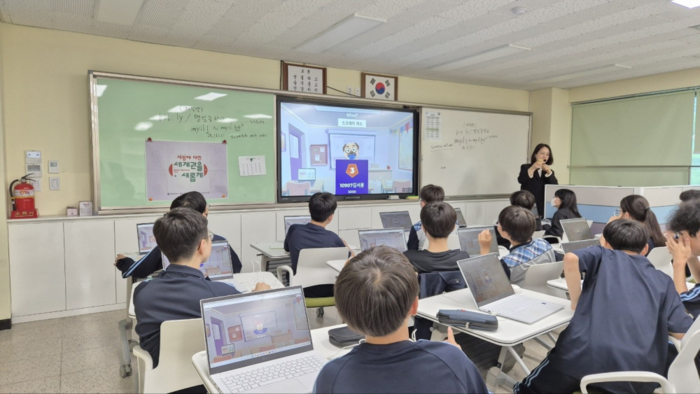 서울 명일중학교 학생들이 '찾아가는 게임문화교실' 게임활용코딩 수업에 참여하고 있다. 사진=게임문화재단