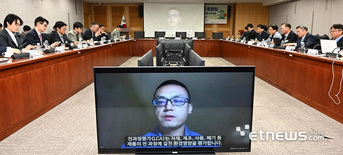 2026 기후테크이니셔티브 2차 토론회가 '한·중 기후테크 협력의 새 길 : 경쟁을 넘어 기술·공급망·공동시장으로'를 주제로 22일 서울 여의도 국회 의원회관에서 열렸다. 밍 슈 칭화대 환경공학과 교수가 영상을 통해 'AX다음은 GX...녹색기술 기반 구축을 위한 한·중 협력 방안'을 주제로 발제하고 있다. 이동근기자 foto@etnews.com