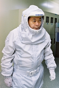 2004년 삼성전자 반도체사업장을 방문한 이건희 회장. 전자신문DB