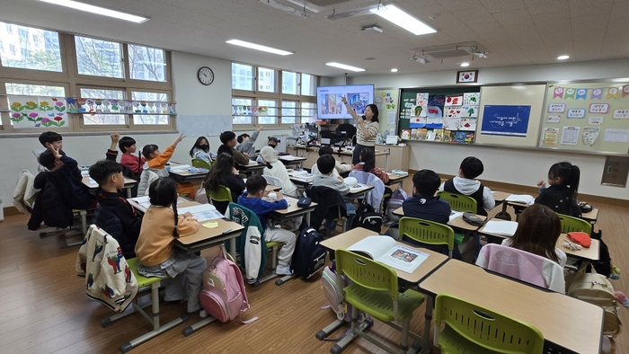 경기 은솔초등학교 학생들이 '찾아가는 게임문화교실' 게임리터러시 수업에 참여하고 있다. 사진=게임문화재단