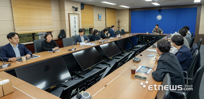 영남대학교가 학령인구 감소, 수도권 집중 현상, 장기적인 등록금 동결 등 대학을 둘러싼 구조적 위기를 타개하기 위해 단과대학장들이 직접 주도하는 정례 혁신 회의를 열고 있다.