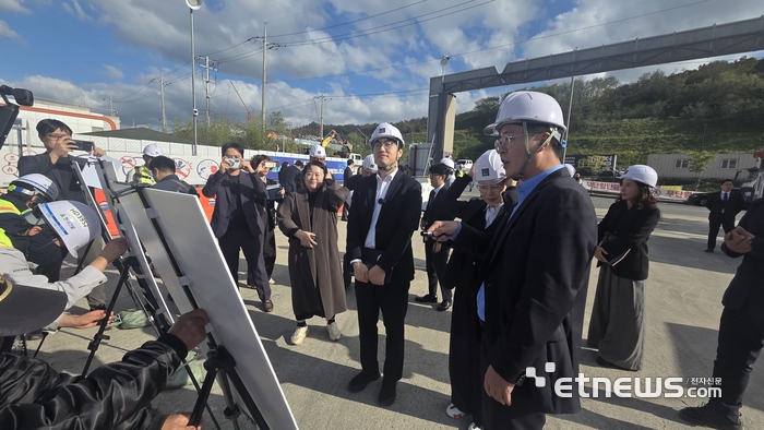방문단은 포항 광명일반산업단지에 조성되는 포항 Neo AI데이터센터를 방문해 설명을 듣고 있다.