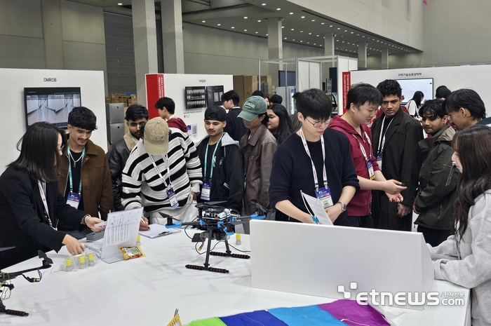 경북대학교 단독부스에 관람객들이 제품과 기술을 둘러보고 있다.