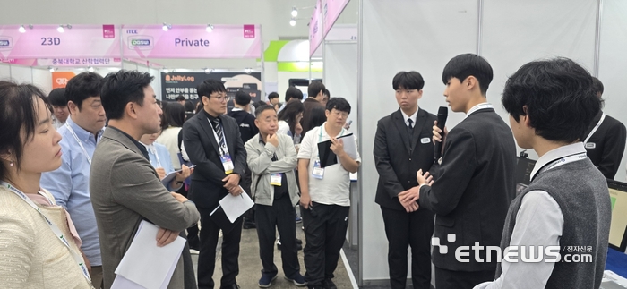 나르샤 프로젝트 심사평가위원들이 부스를 방문해 학생들로부터 작품에 대해 설명을 듣고 있다.