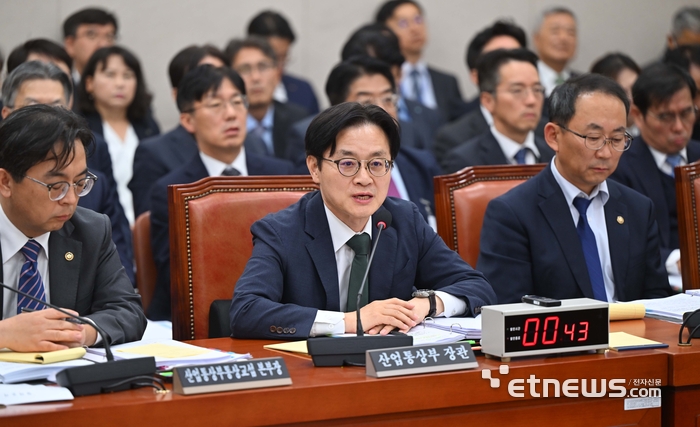 [포토] 답변하는 김정관 산업통상부 장관