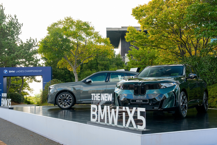 BMW 레이디스 챔피언십 2026 경기장에 전시된 더 뉴 BMW X5 및 iX5