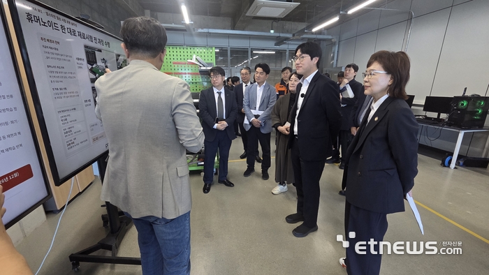 경북도와 국가인공지능전략위원회가 22일 포항 산업현장을 방문해 제조AX와 피지컬 AI 산업 기반 국가 정책 연계방안을 모색했다. 하정우 국가인공지능전략위원회 부위원장과 양금희 경북도 경제부지사 등이 포항테크노파크 경북AX랩을 방문해 설명을 듣고 있다.