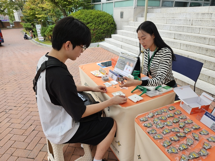 KB국민카드, 태양광 랜턴 제작 봉사활동 진행