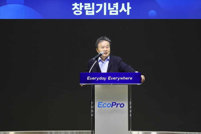 이동채 에코프로 창업주가 창립 28주년 기념식에서 기념사를 하고 있다.
