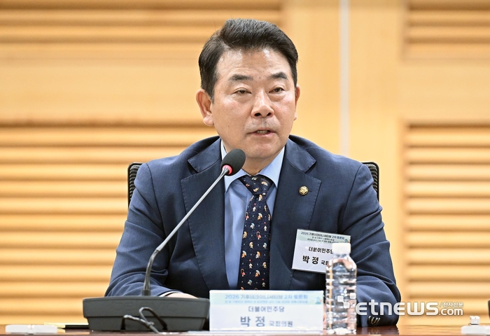 2026 기후테크이니셔티브 2차 토론회가 '한·중 기후테크 협력의 새 길 : 경쟁을 넘어 기술·공급망·공동시장으로'를 주제로 22일 서울 여의도 국회 의원회관에서 열렸다. 박정 더불어민주당 의원이 축사를 하고 있다. 이동근기자 foto@etnews.com