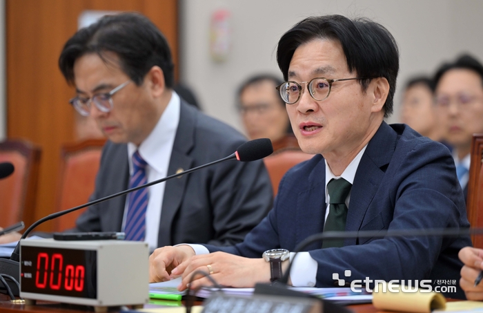 [포토] 종합 국정감사에서 답변하는 김정관 산업통상부 장관