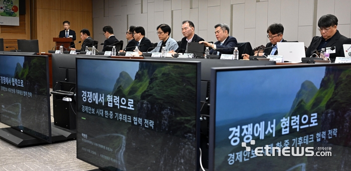 2026 기후테크이니셔티브 2차 토론회가 '한·중 기후테크 협력의 새 길 : 경쟁을 넘어 기술·공급망·공동시장으로'를 주제로 22일 서울 여의도 국회 의원회관에서 열렸다. 박한진 한국외대 국제지역대학원 교수가 '경쟁에서 협력으로, 경제안보 시대 한중 기후테크 협력 전략'을 주제로 발제하고 있다.  이동근기자 foto@etnews.com